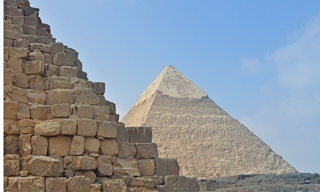 pyramida z kamenů