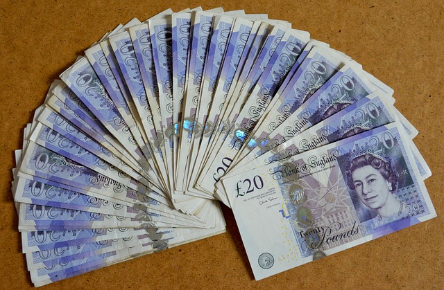 vějíř modrých britských bankovek
