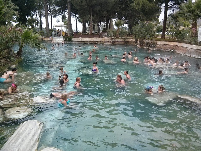 koupající se lidé v termálním bazénu